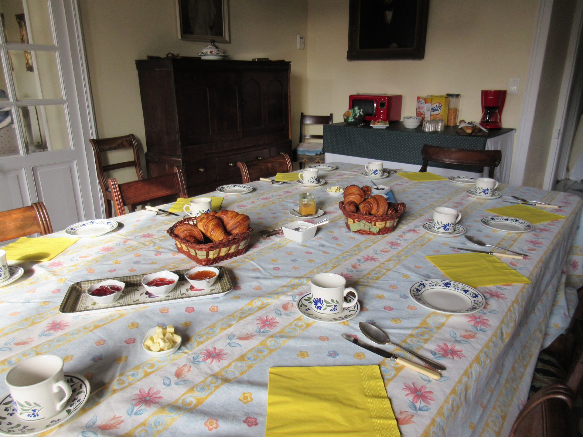 Breakfast in the dining hall, Maison Quesnel